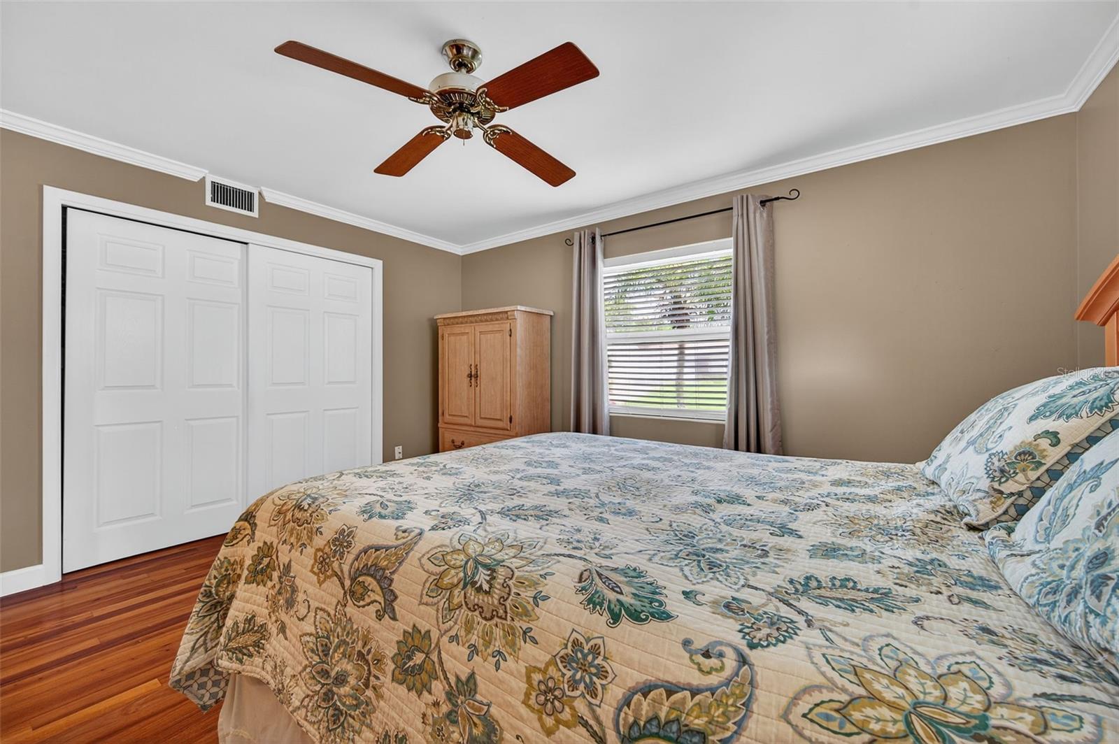 Listing photo id 21 for 1667 Suffolk Drive