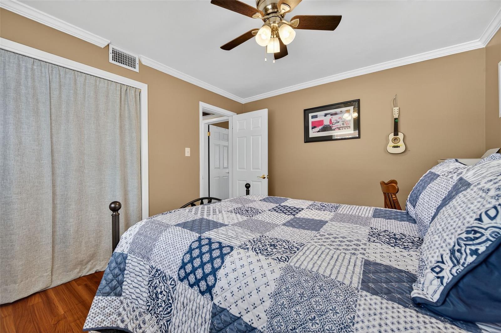 Listing photo id 24 for 1667 Suffolk Drive