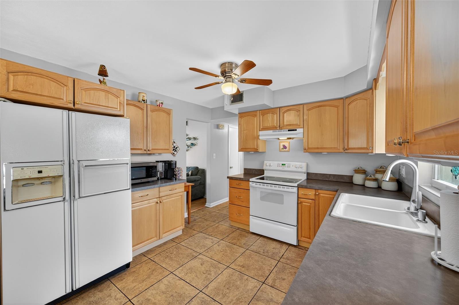 Listing photo id 30 for 1667 Suffolk Drive