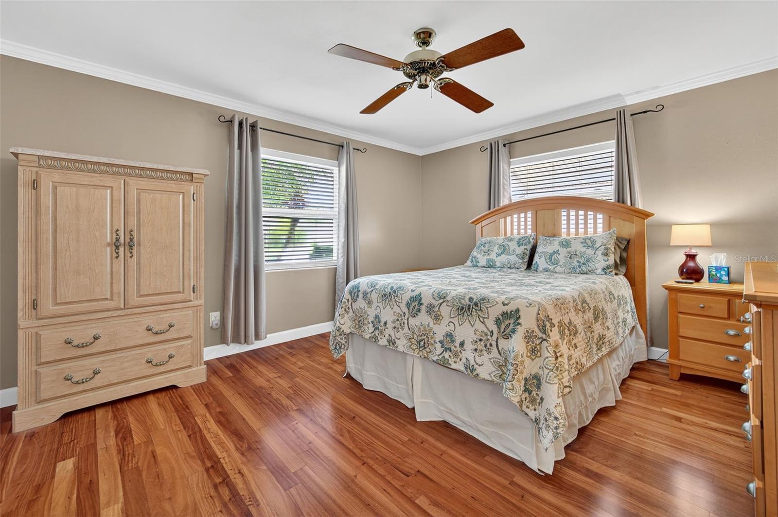 Listing photo id 2 for 1667 Suffolk Drive
