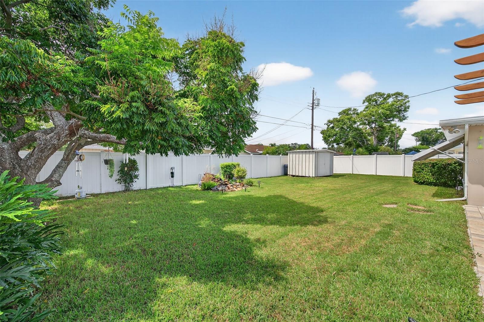 Listing photo id 40 for 1667 Suffolk Drive