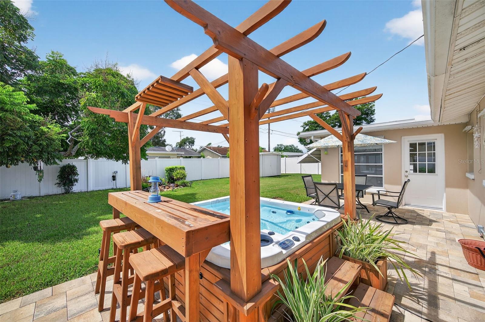 Listing photo id 43 for 1667 Suffolk Drive