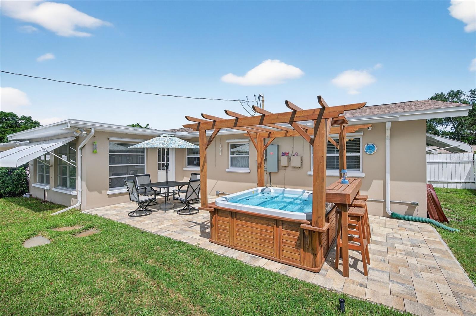 Listing photo id 44 for 1667 Suffolk Drive