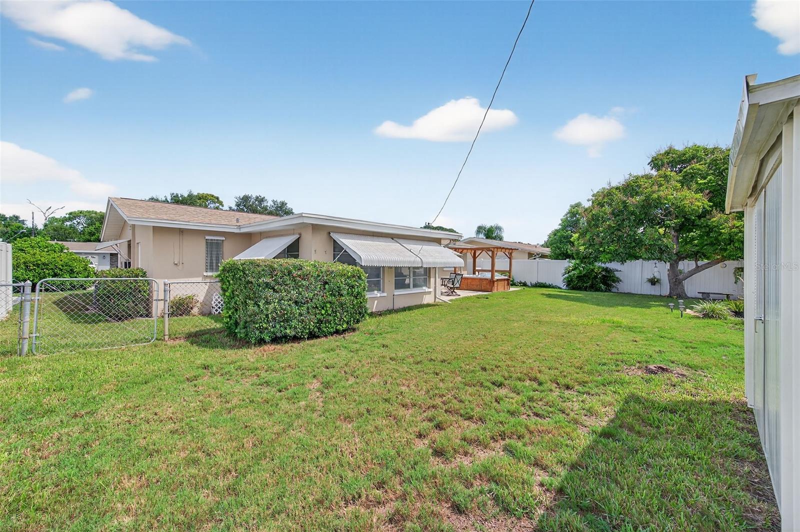 Listing photo id 46 for 1667 Suffolk Drive