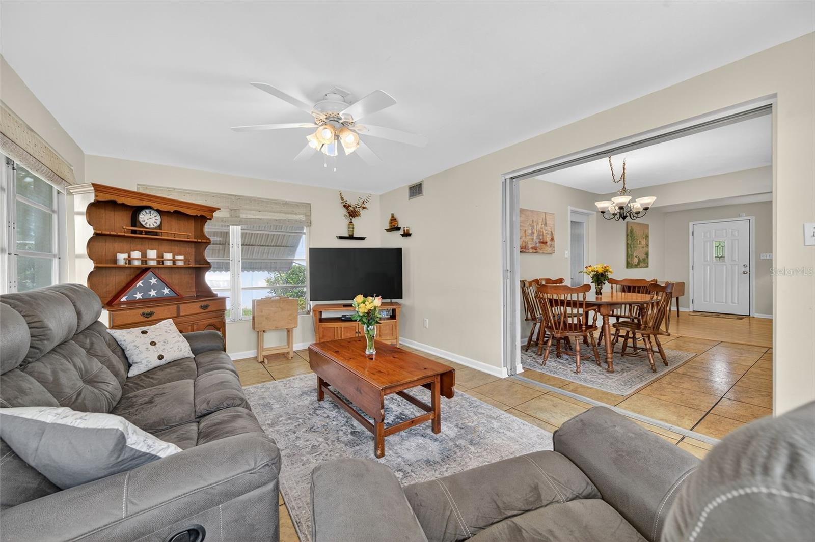 Listing photo id 4 for 1667 Suffolk Drive