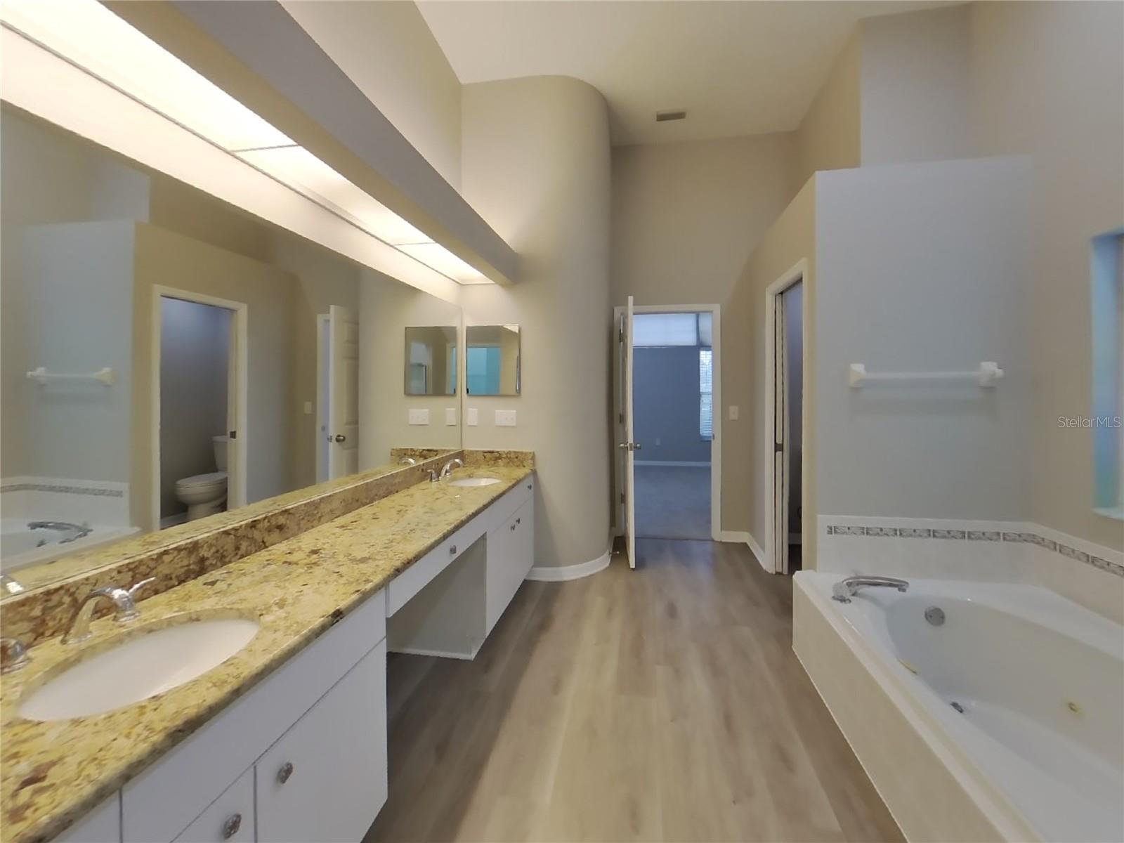 Image 15 of 27 For 18708 Forest Glen Court