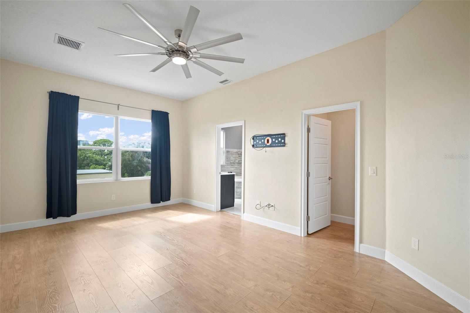 Image 12 of 39 For 718 22nd Street