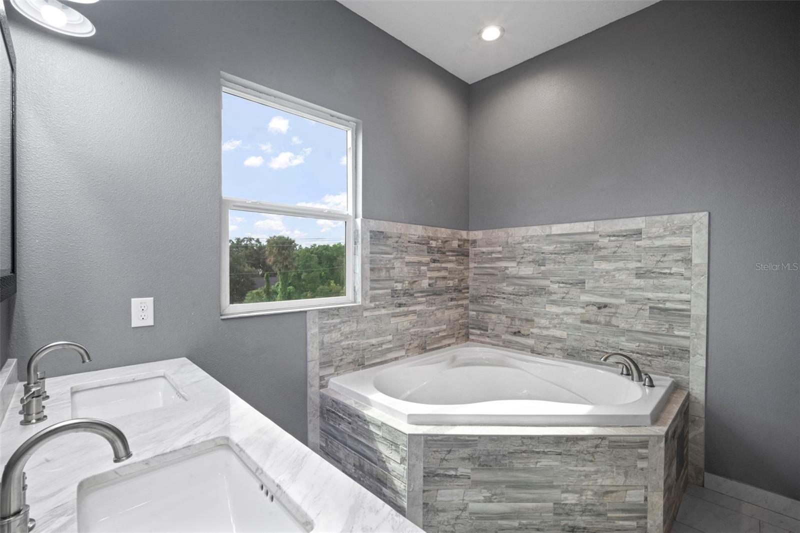 Image 6 of 39 For 718 22nd Street