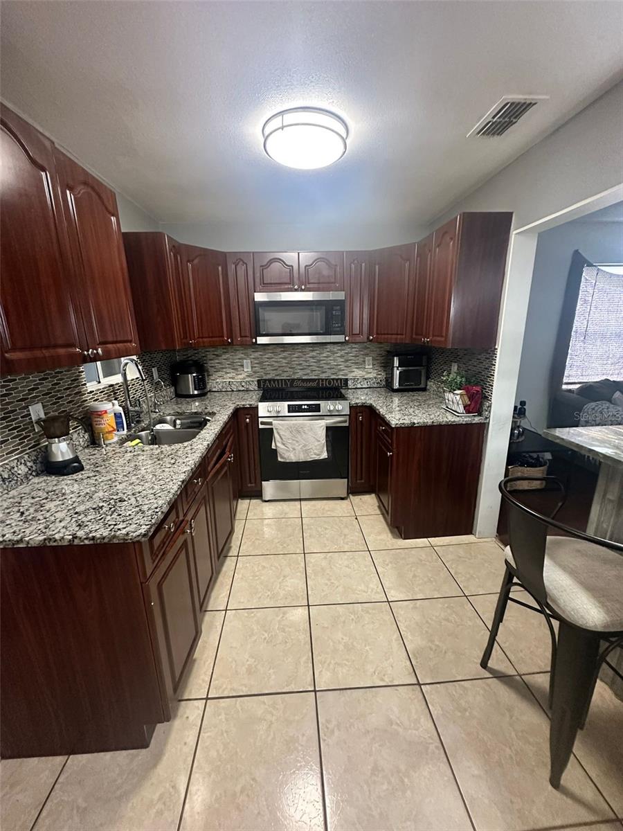 Image 11 of 39 For 2600 Columbus Drive