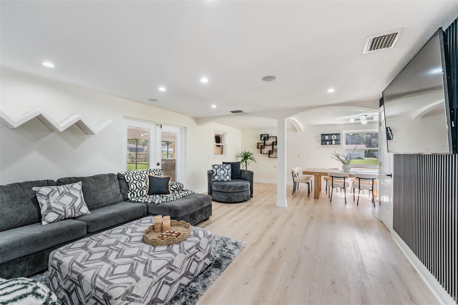 Image 10 of 62 For 9517 Flora Street