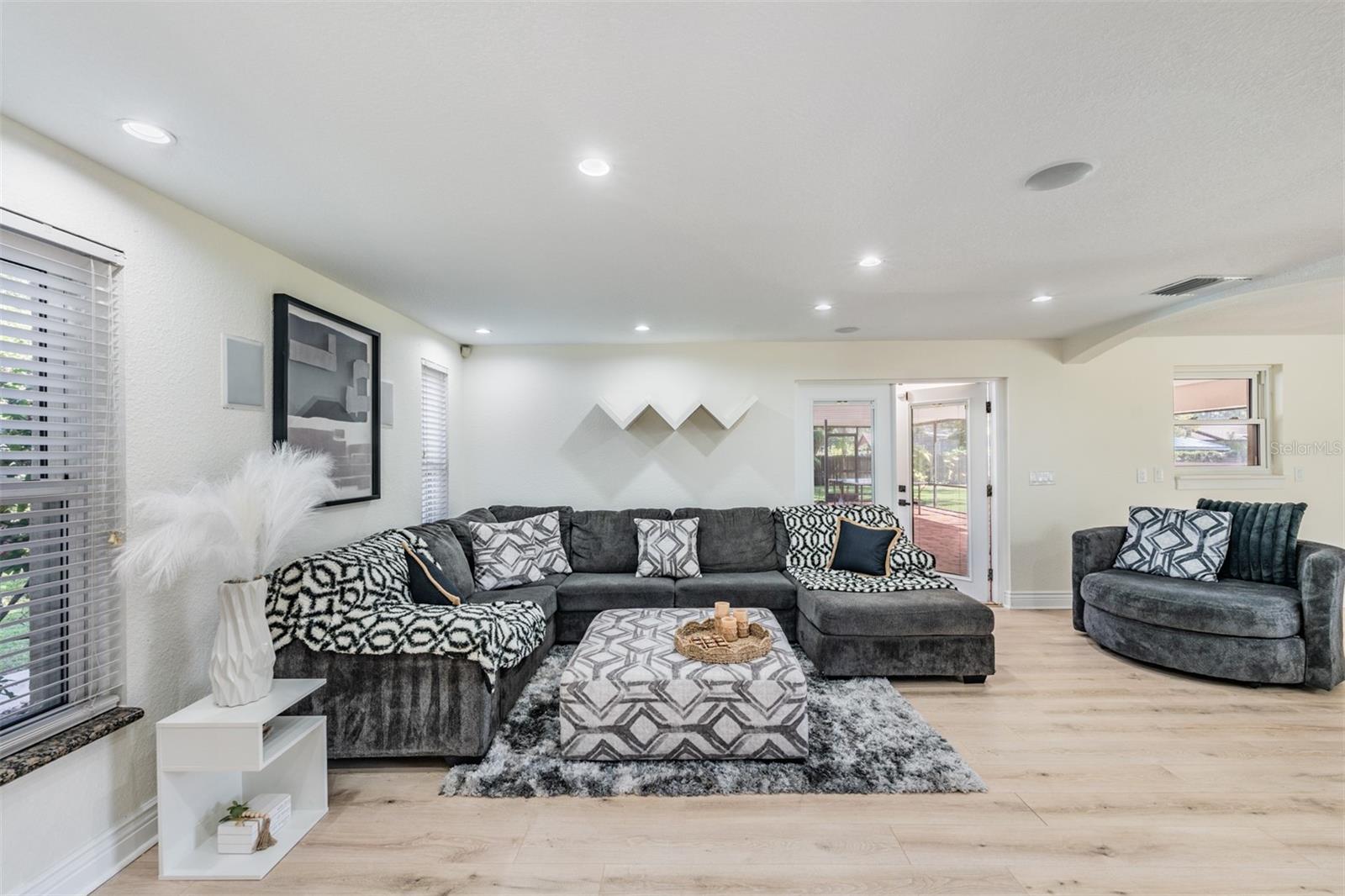 Image 7 of 62 For 9517 Flora Street