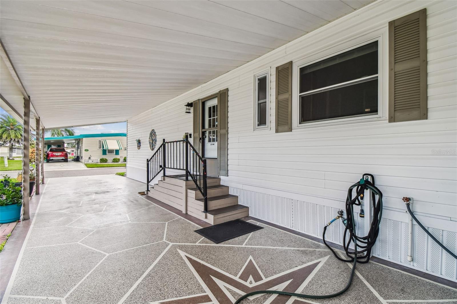 Listing photo id 9 for 3211 Southport Drive