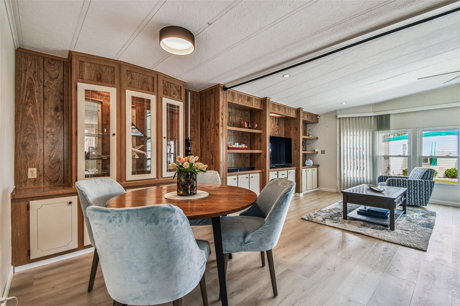 Listing photo id 15 for 3211 Southport Drive