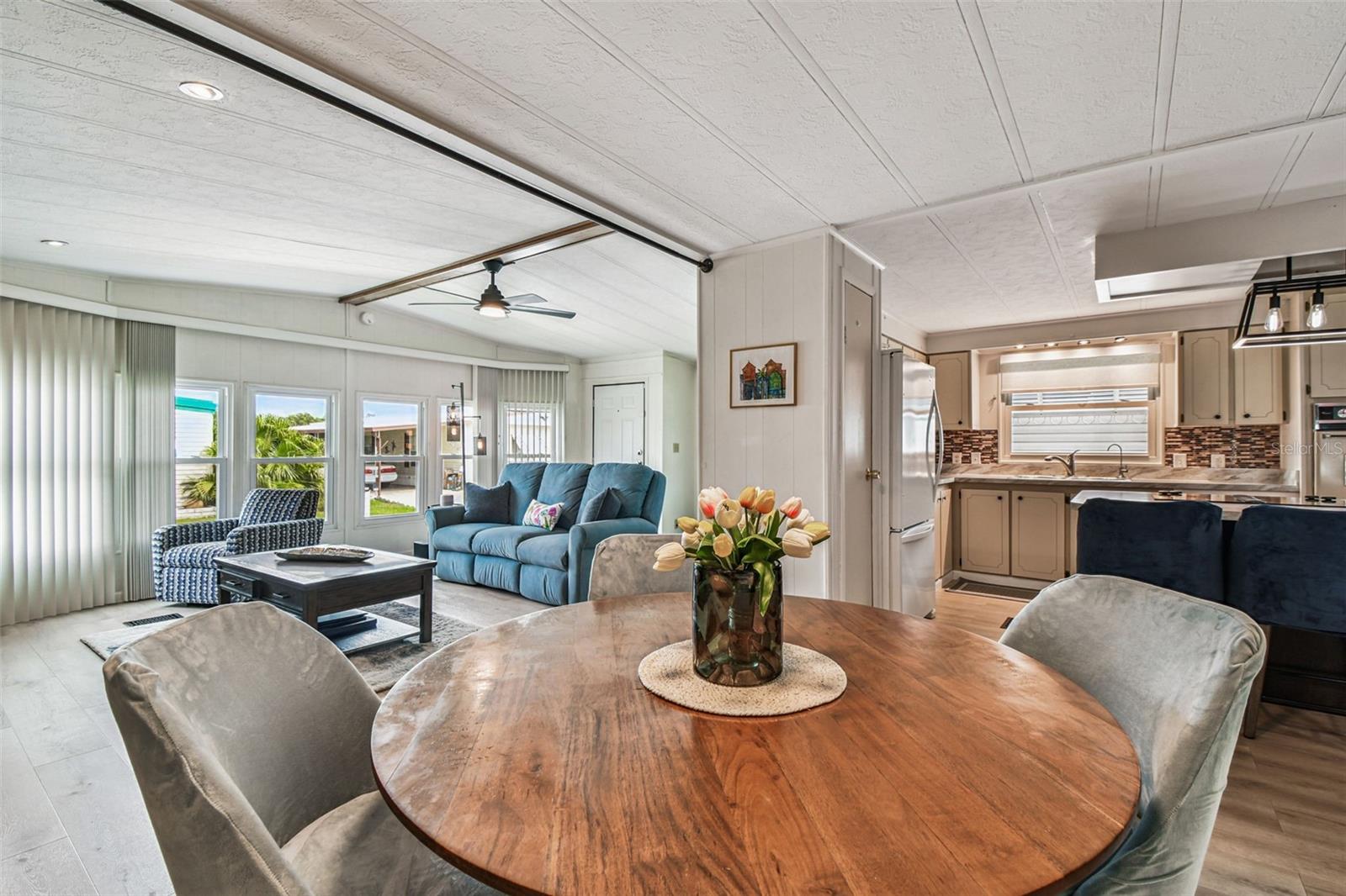 Listing photo id 16 for 3211 Southport Drive