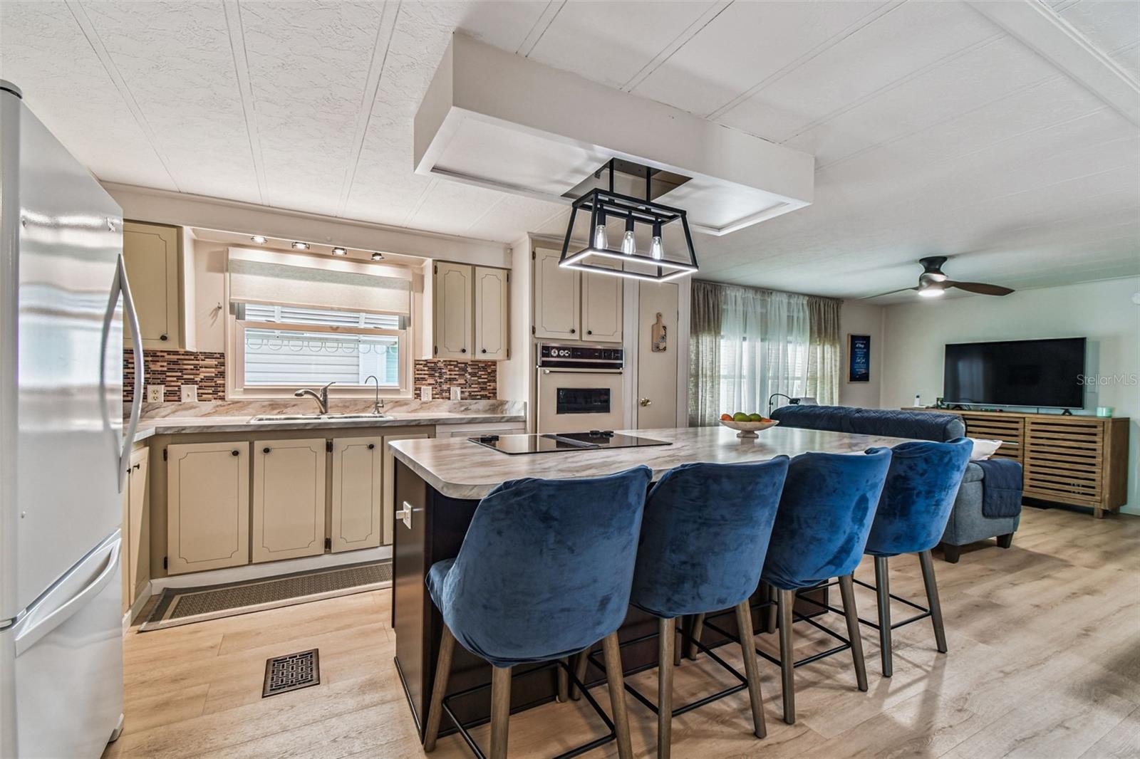 Listing photo id 17 for 3211 Southport Drive