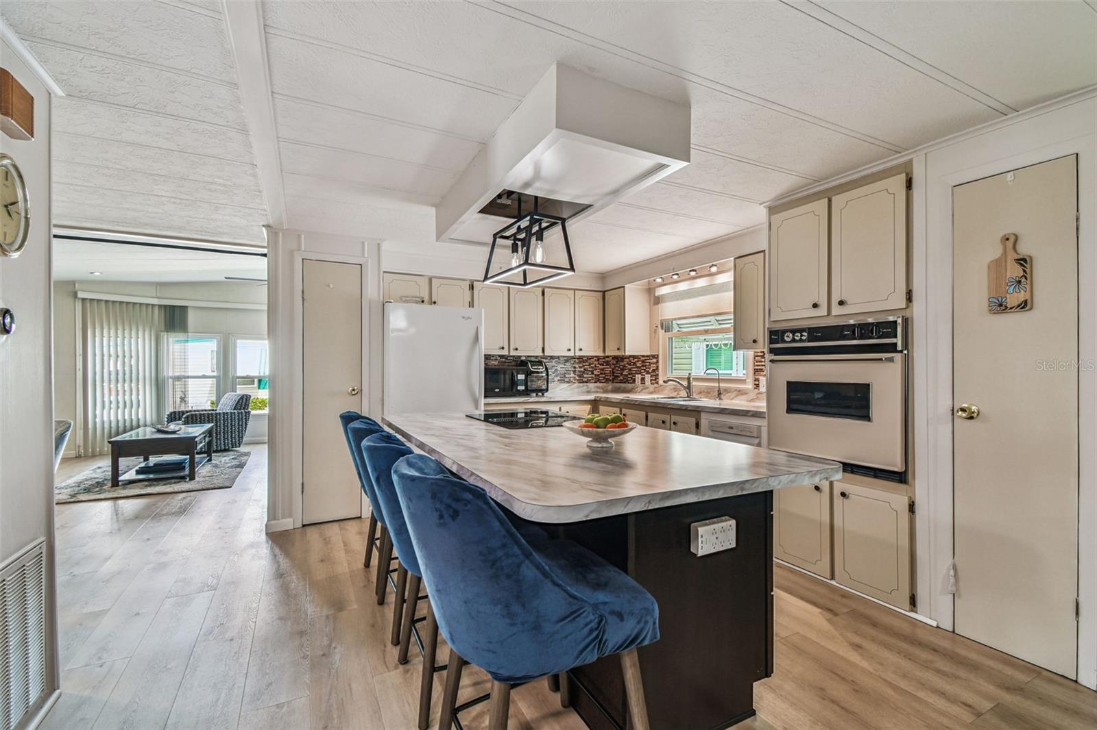 Listing photo id 18 for 3211 Southport Drive