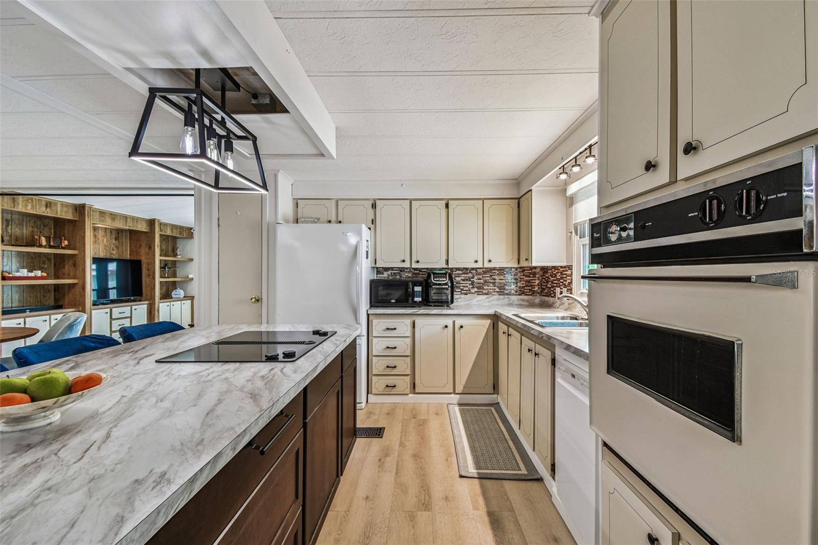 Listing photo id 19 for 3211 Southport Drive