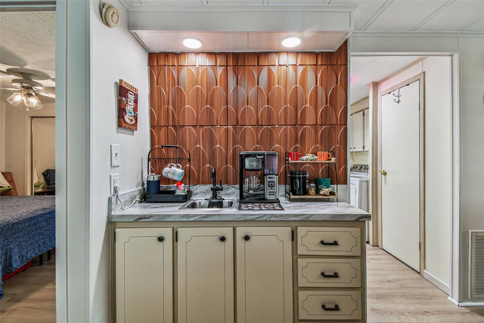Listing photo id 24 for 3211 Southport Drive