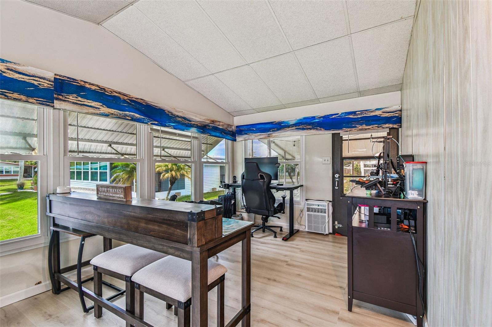 Listing photo id 25 for 3211 Southport Drive