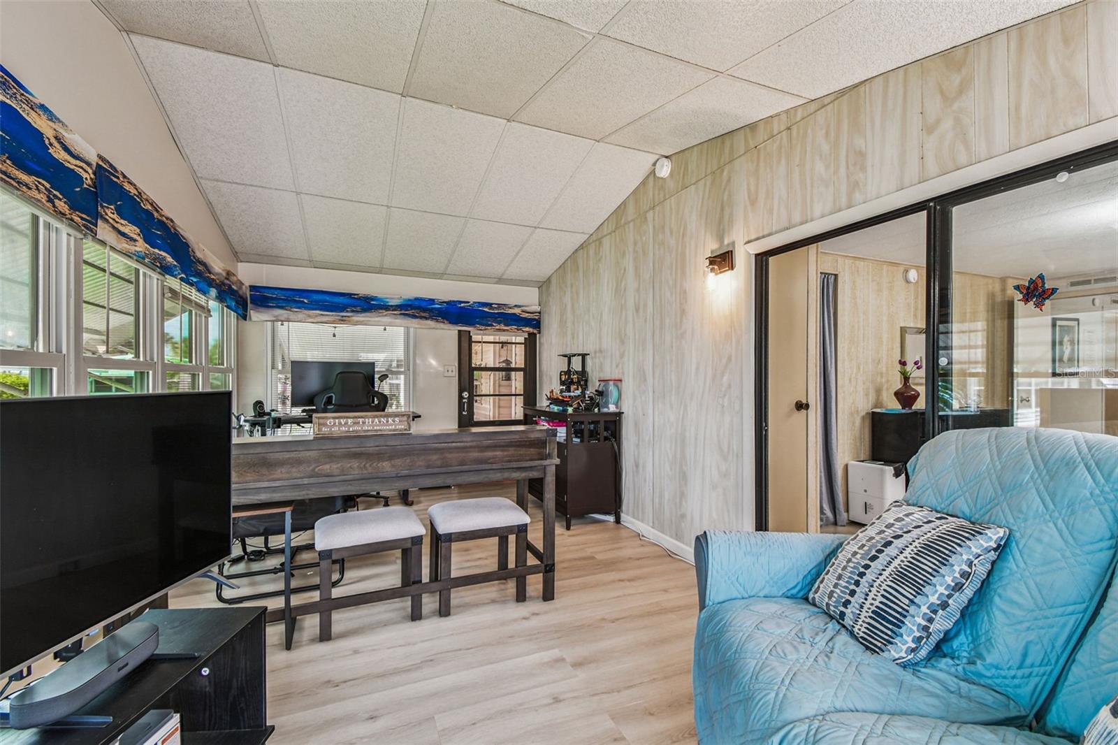 Listing photo id 27 for 3211 Southport Drive