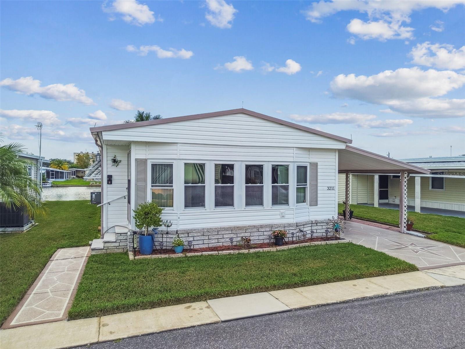 Listing photo id 1 for 3211 Southport Drive
