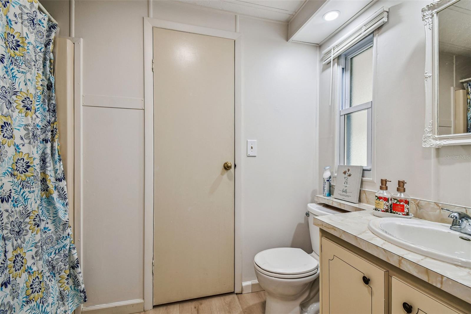 Listing photo id 42 for 3211 Southport Drive