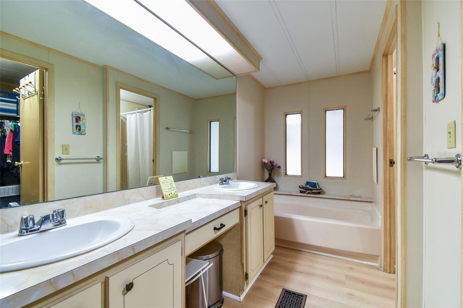 Listing photo id 51 for 3211 Southport Drive