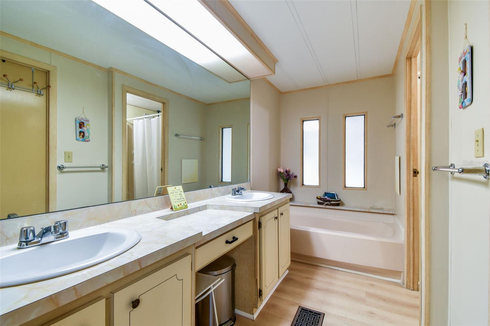 Listing photo id 52 for 3211 Southport Drive