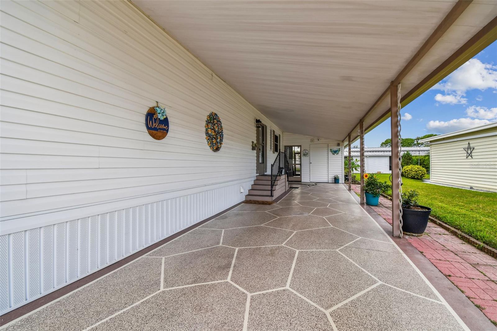 Listing photo id 7 for 3211 Southport Drive