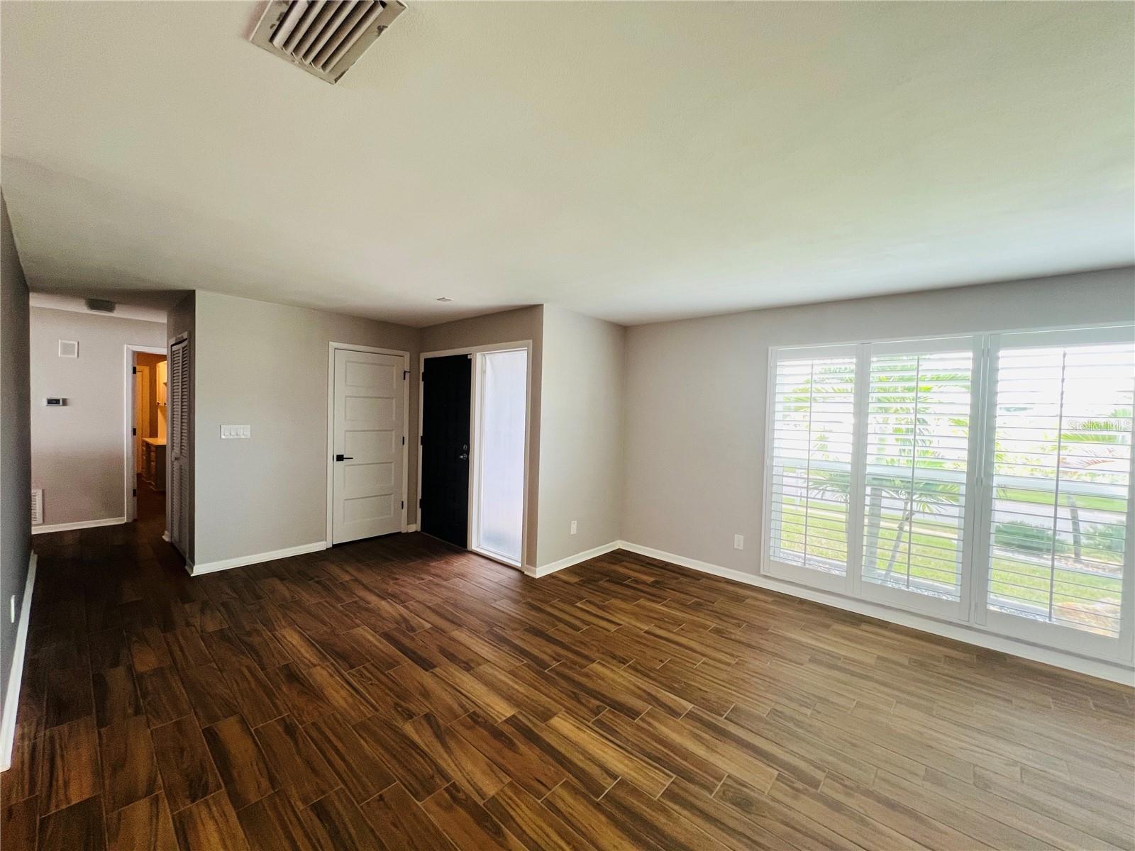 Image 14 of 70 For 14665 Crown Drive