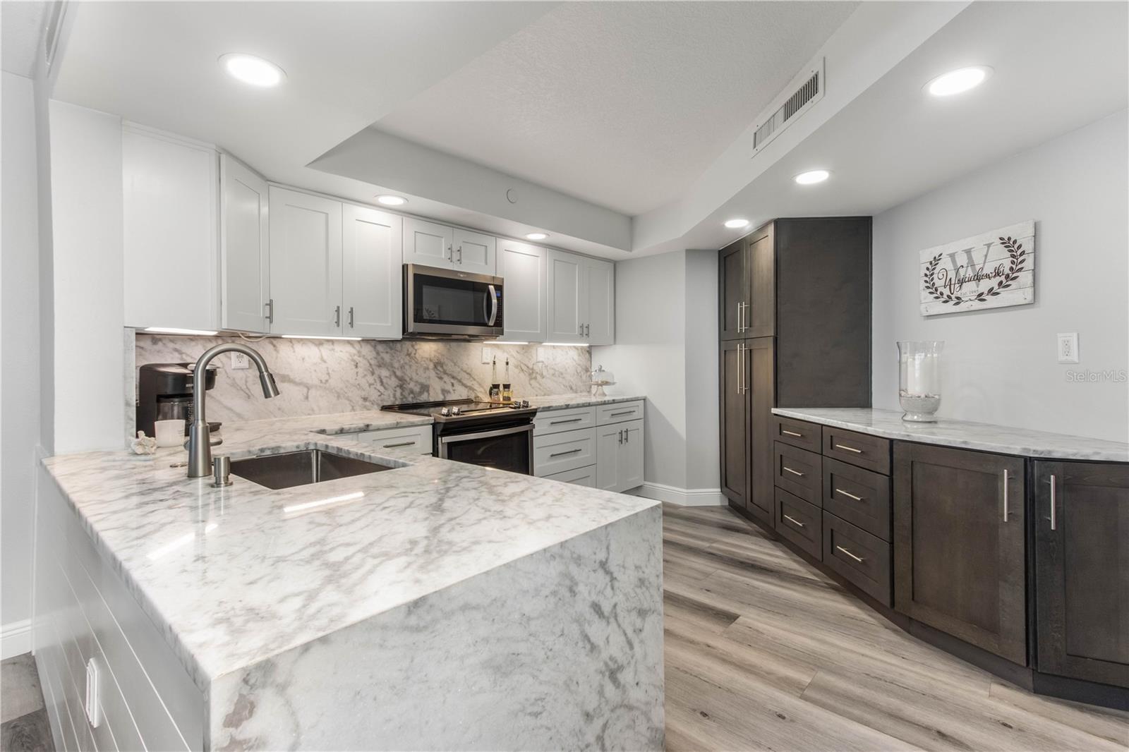 Image 11 of 43 For 690 Island Way 1005