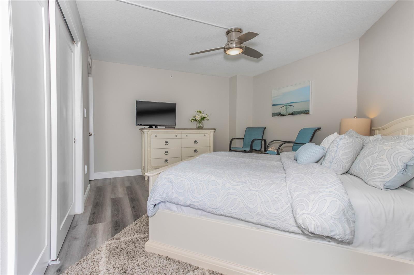 Image 22 of 43 For 690 Island Way 1005