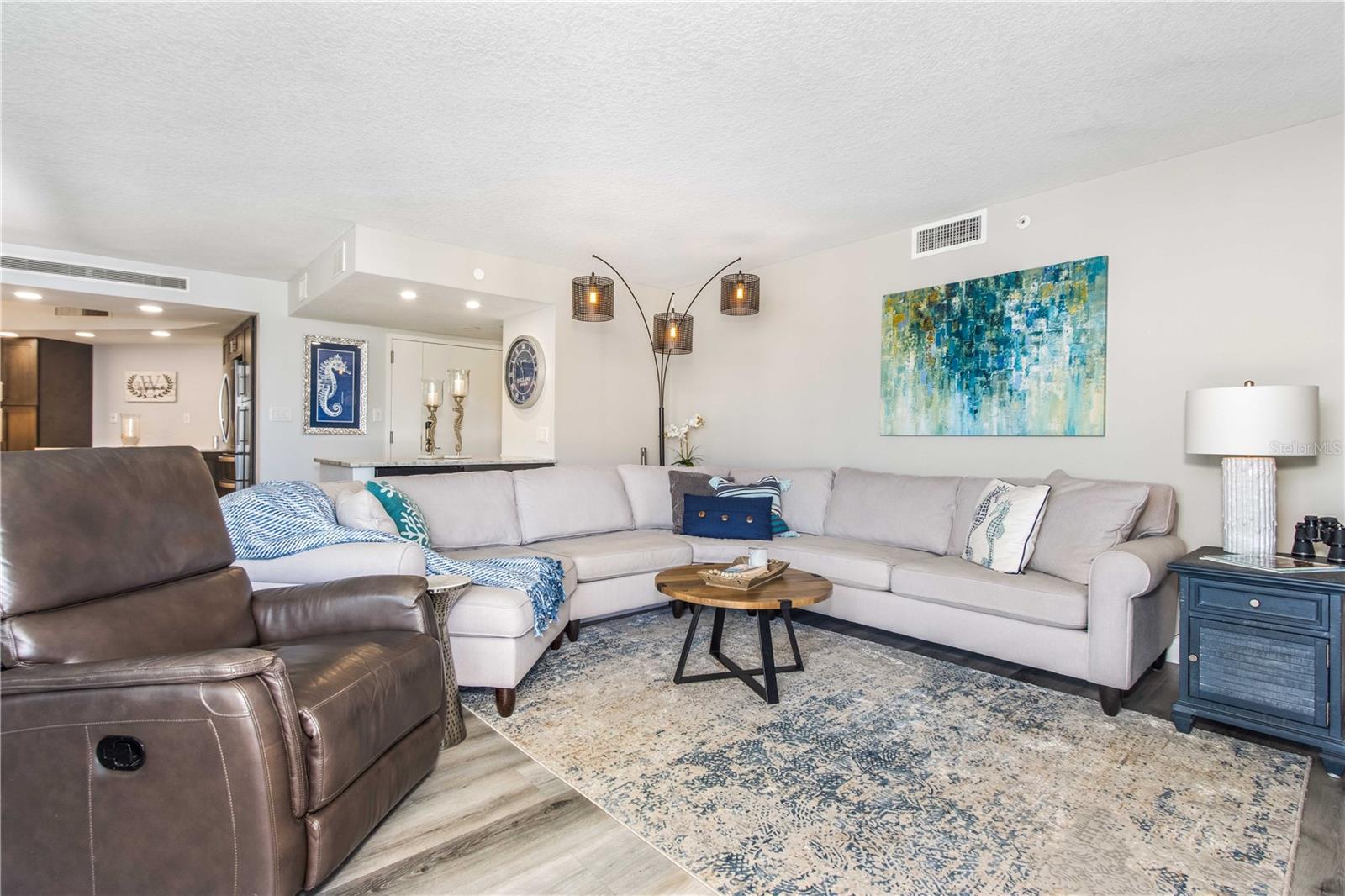 Image 5 of 43 For 690 Island Way 1005