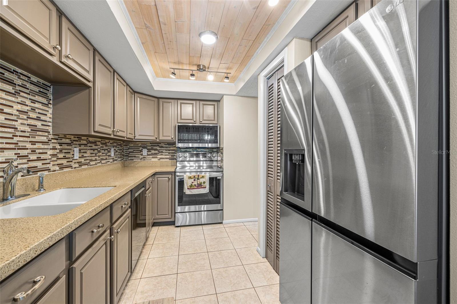 Image 10 of 42 For 468 Lakeview Drive 21