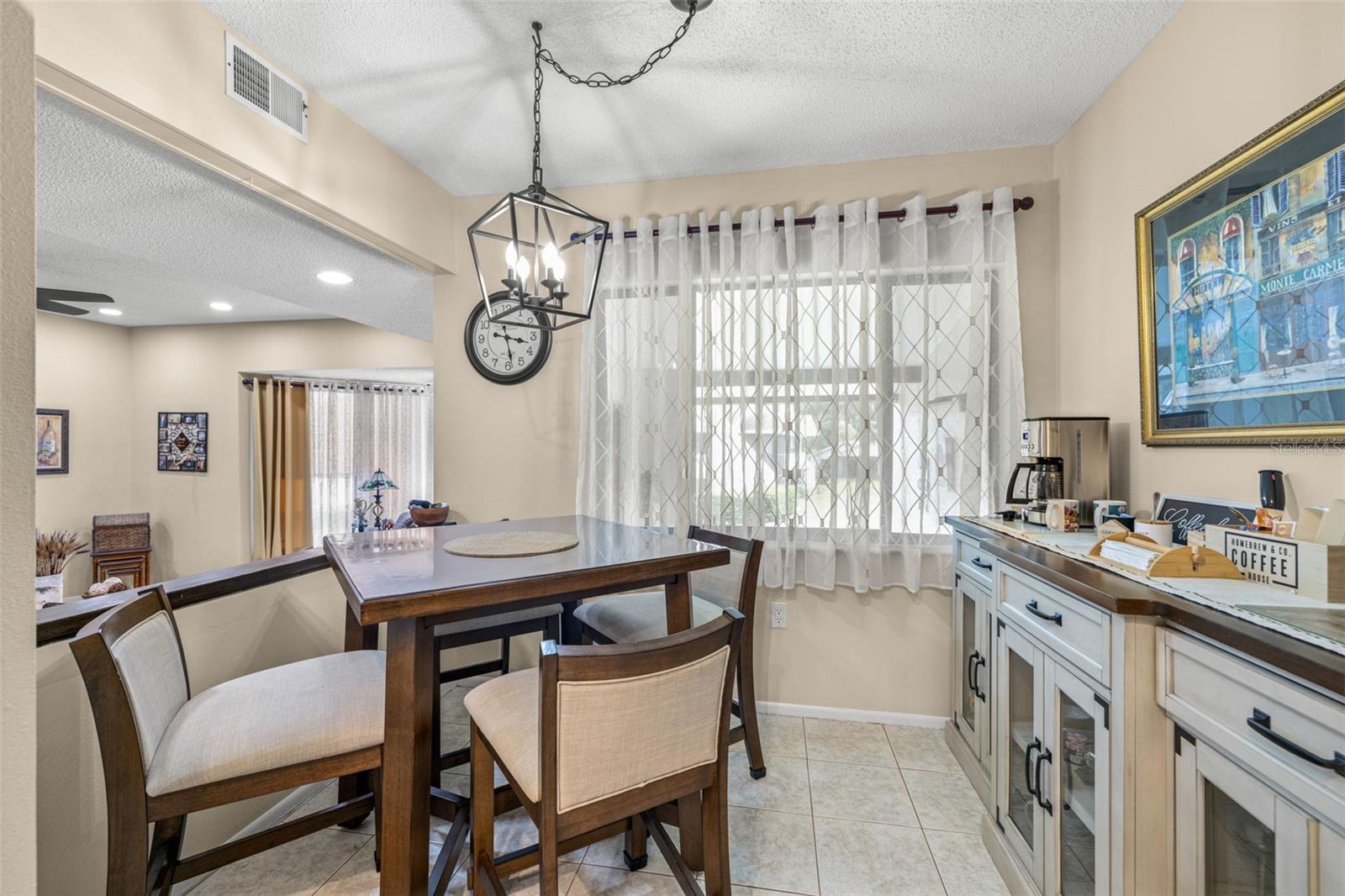 Image 11 of 42 For 468 Lakeview Drive 21
