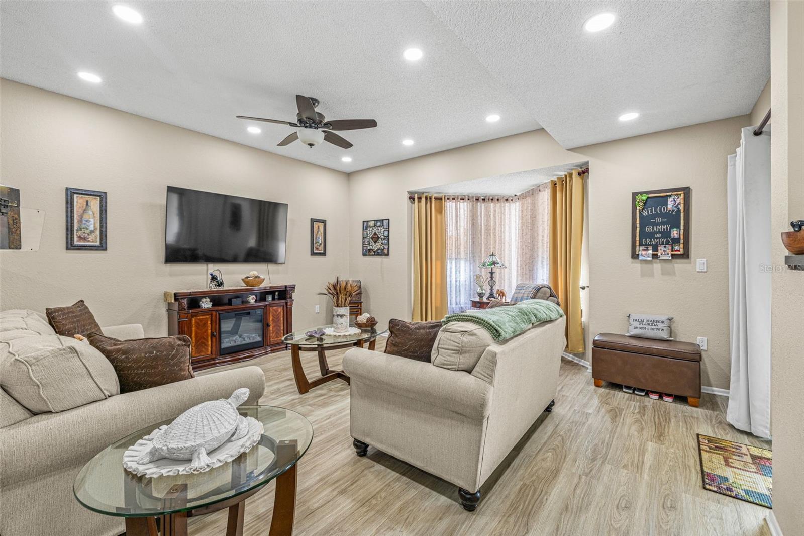 Image 12 of 42 For 468 Lakeview Drive 21