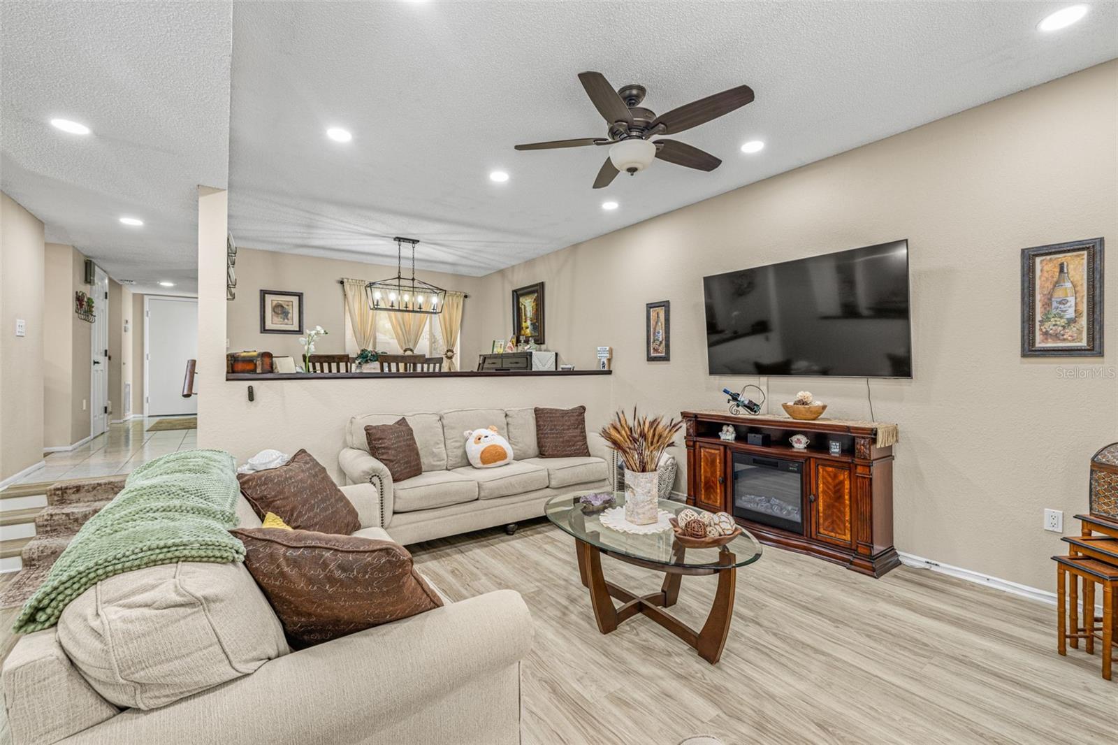 Image 13 of 42 For 468 Lakeview Drive 21