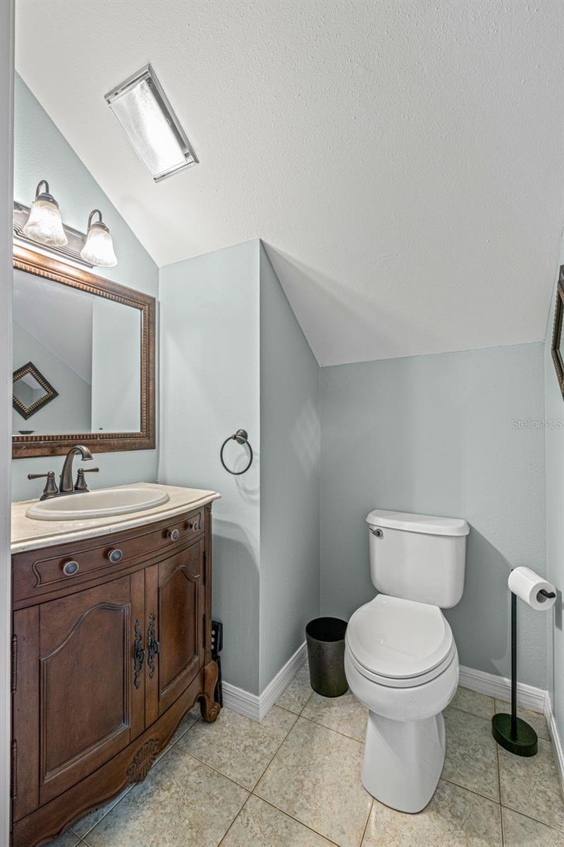Image 17 of 42 For 468 Lakeview Drive 21