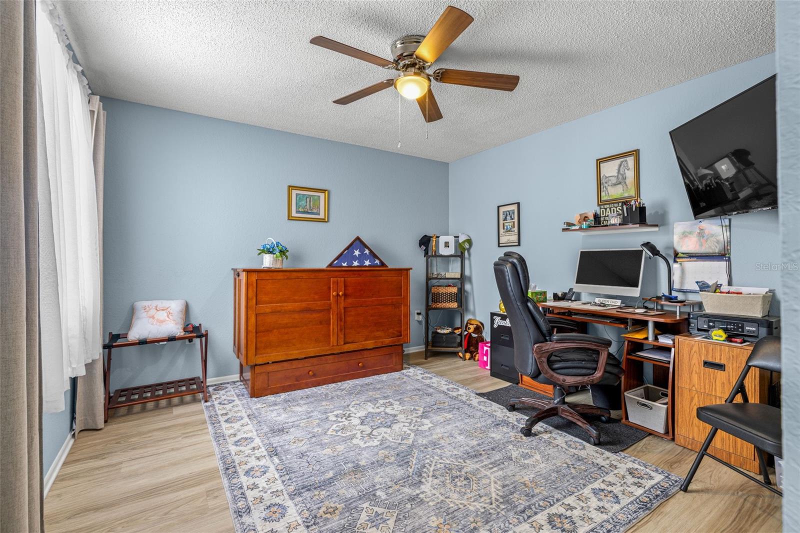 Image 18 of 42 For 468 Lakeview Drive 21