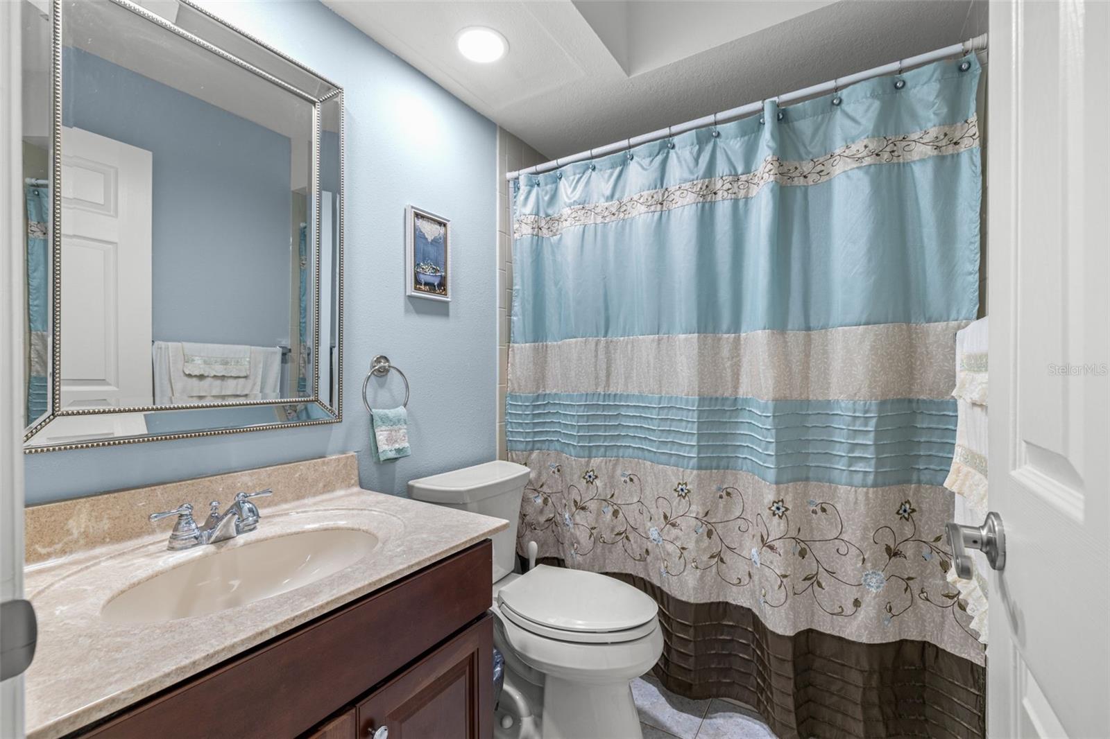 Image 19 of 42 For 468 Lakeview Drive 21
