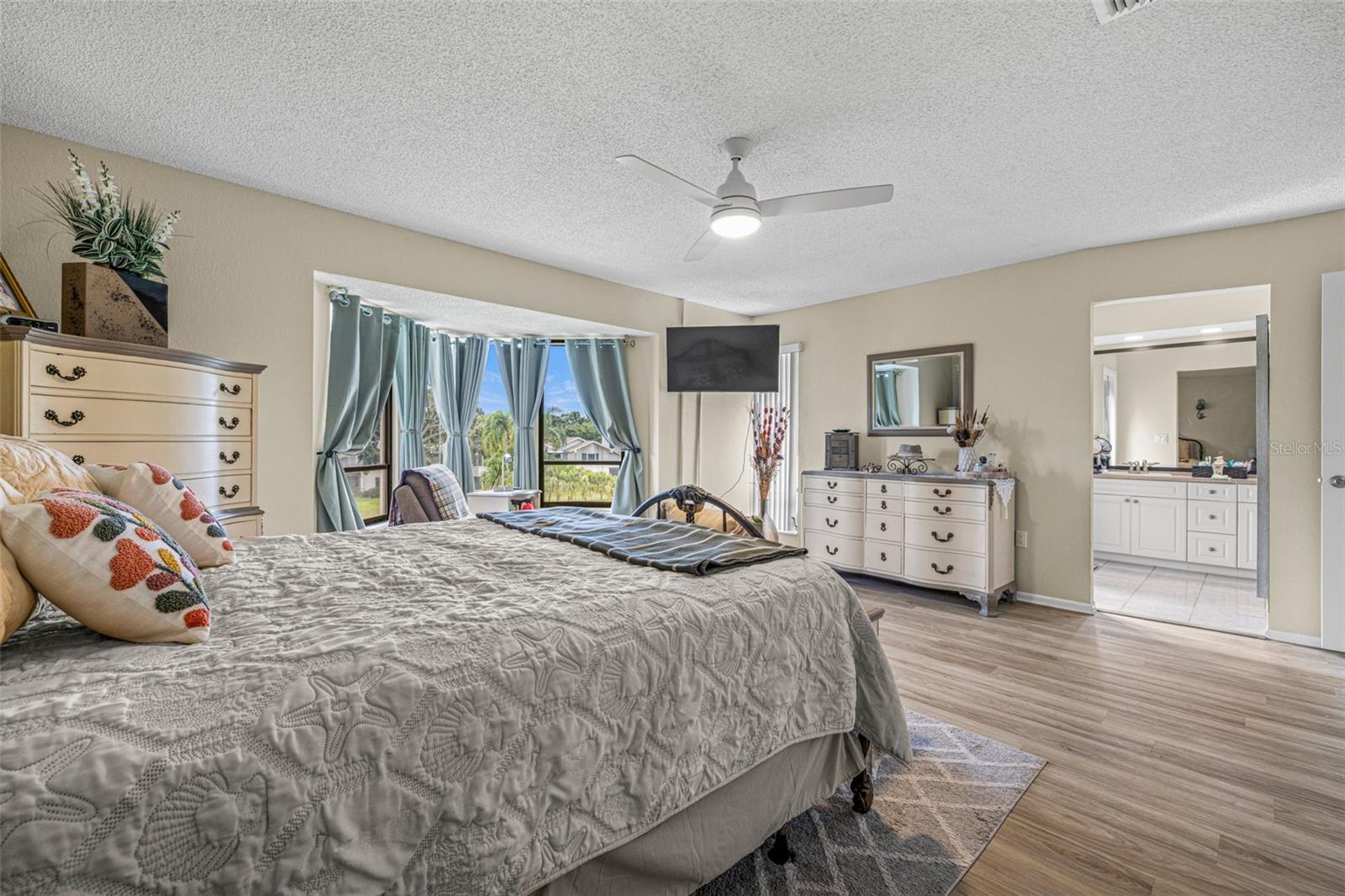 Image 21 of 42 For 468 Lakeview Drive 21