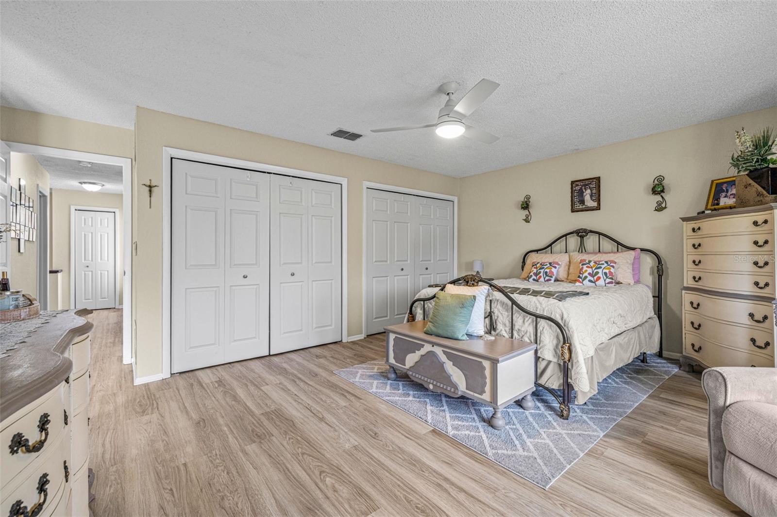 Image 22 of 42 For 468 Lakeview Drive 21