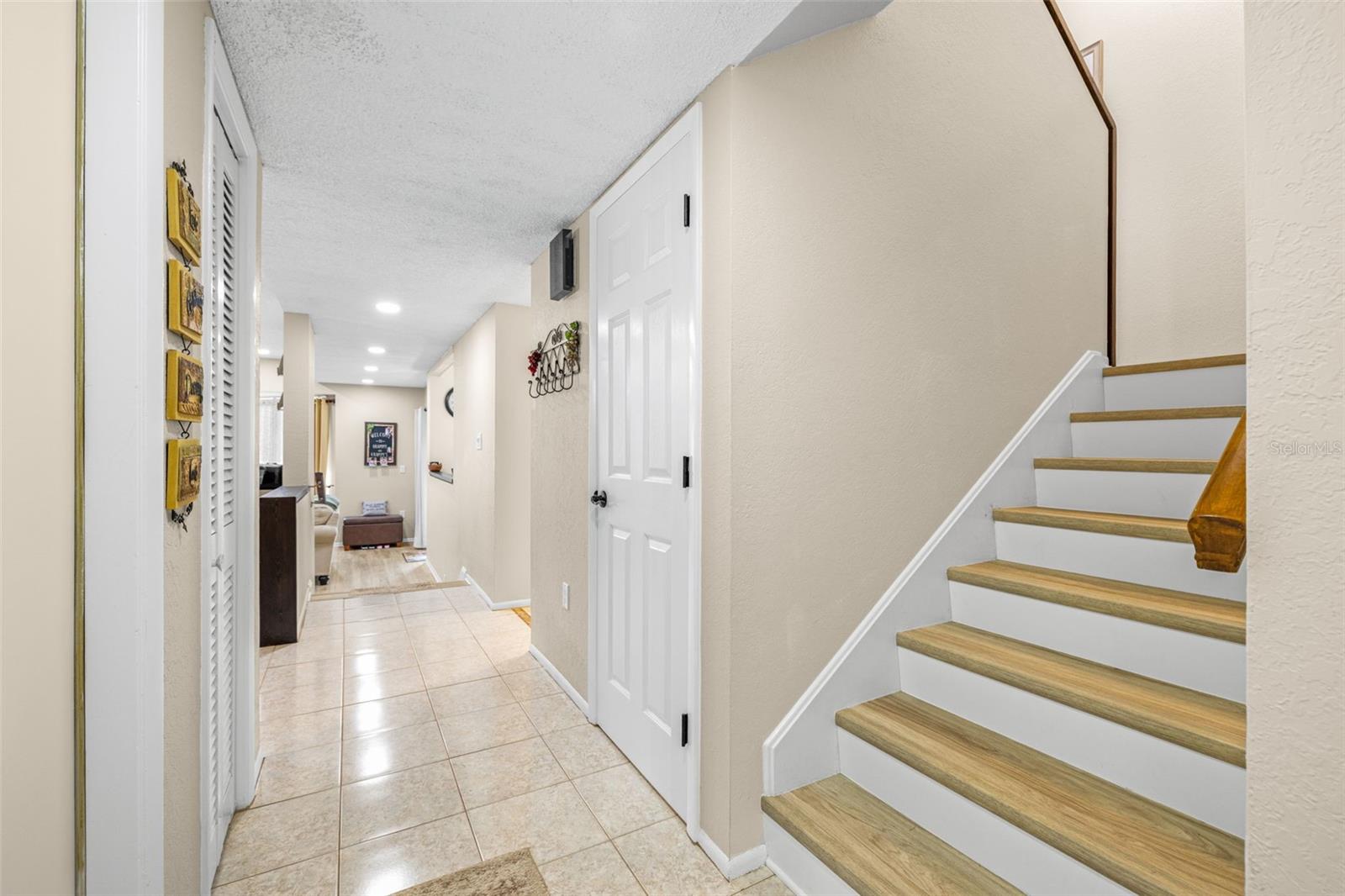 Image 6 of 42 For 468 Lakeview Drive 21