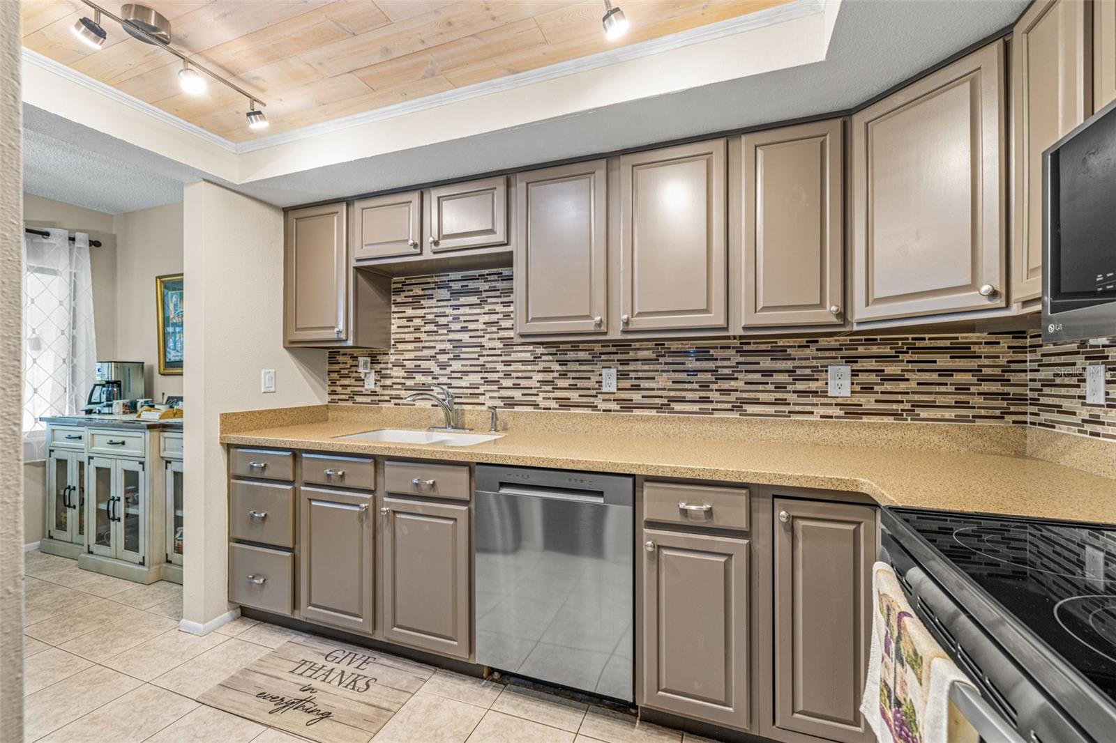 Image 8 of 42 For 468 Lakeview Drive 21