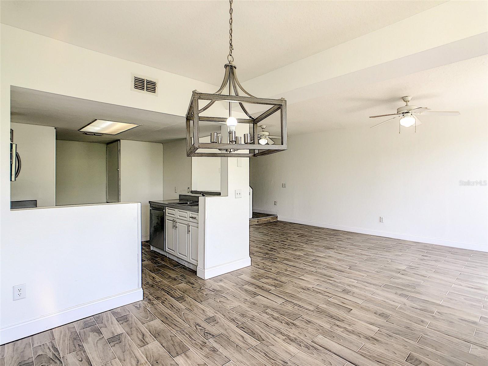 Image 33 of 57 For 111 Washington Palm Loop B Unit
