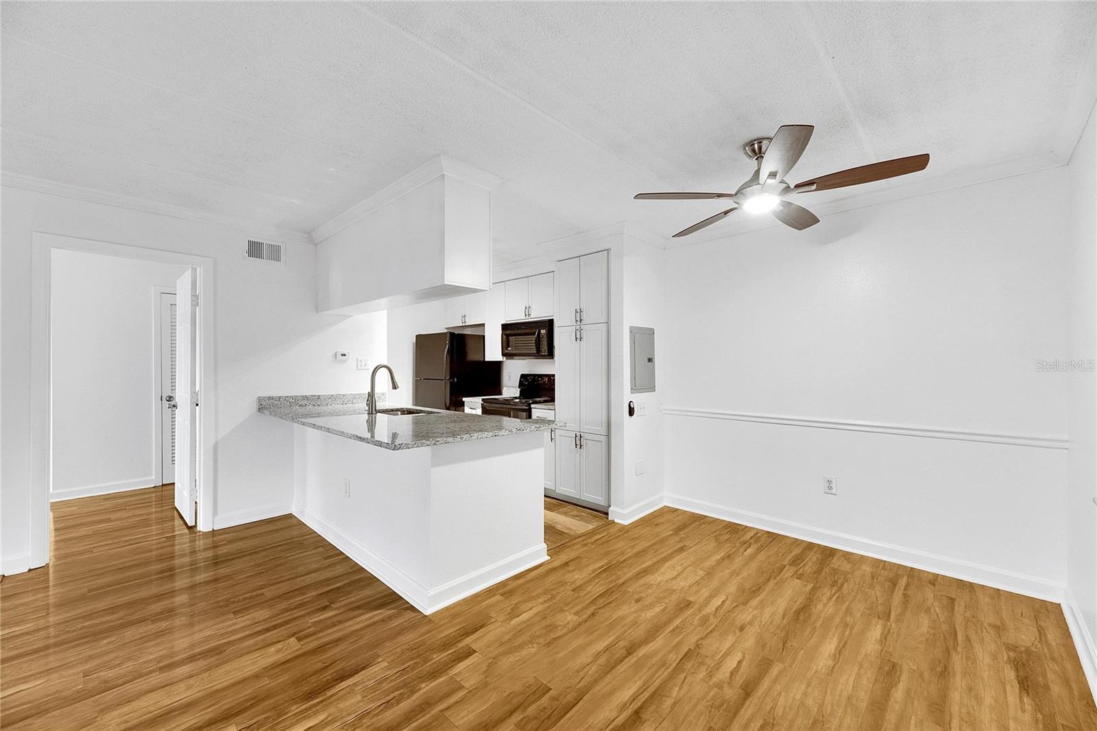 Image 2 of 30 For 5304 Kennedy Boulevard 106