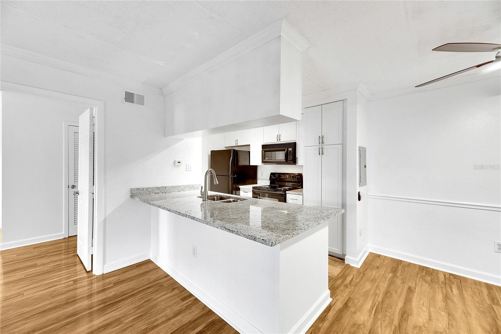 Image 3 of 30 For 5304 Kennedy Boulevard 106