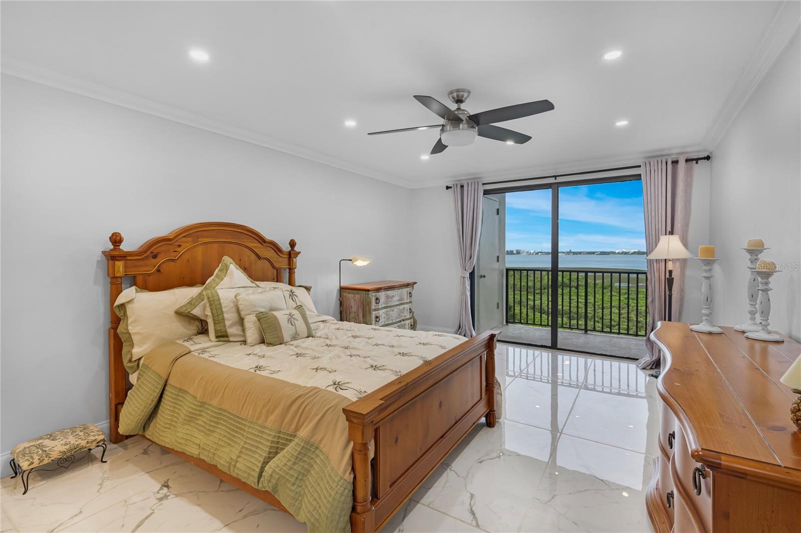 Image 21 of 37 For 1501 Gulf Boulevard 305