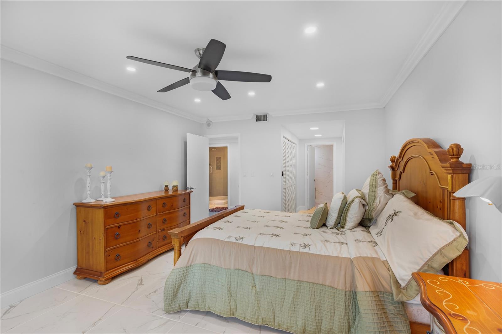 Image 23 of 37 For 1501 Gulf Boulevard 305