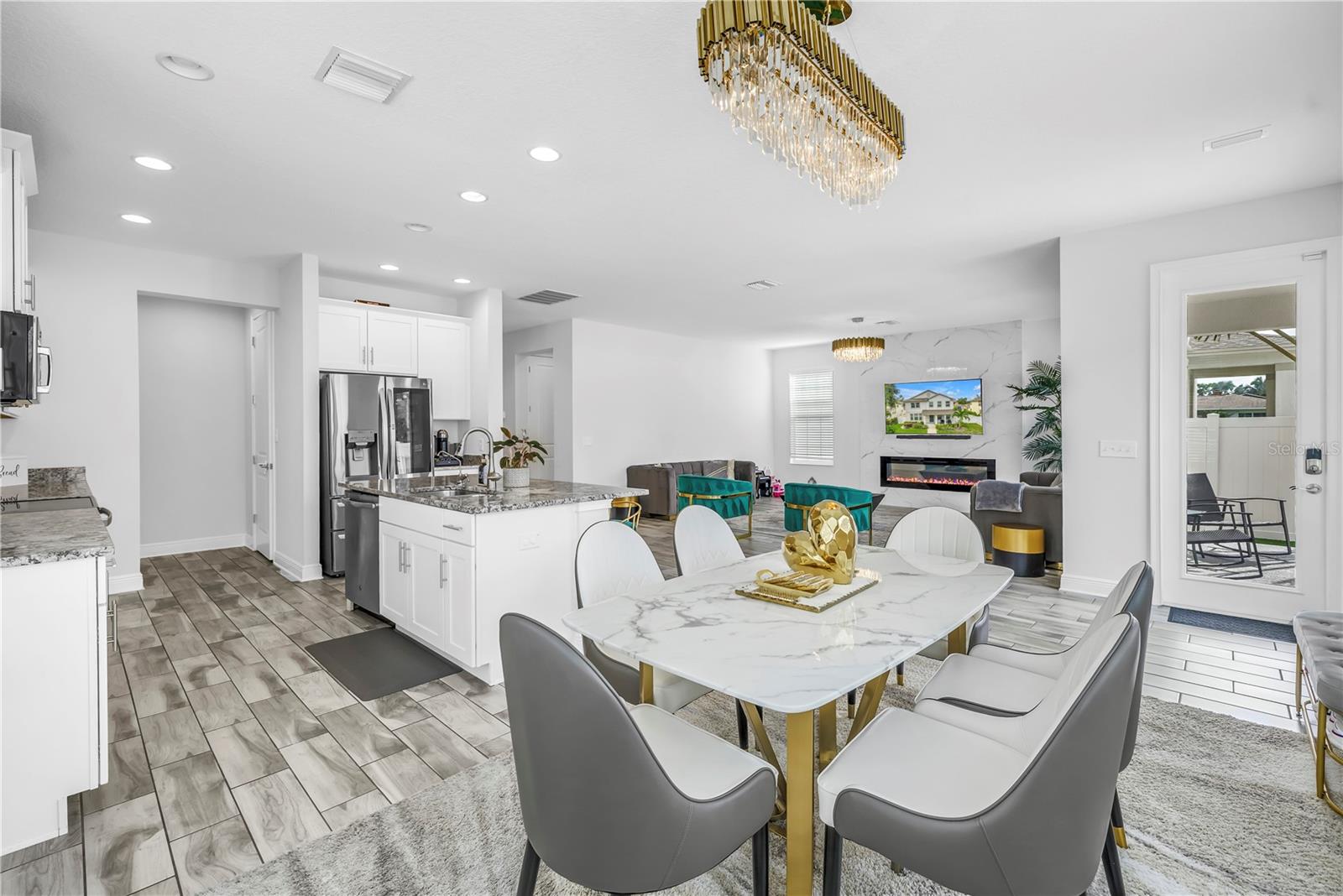 Listing photo id 9 for 4908 Dartmouth Avenue N